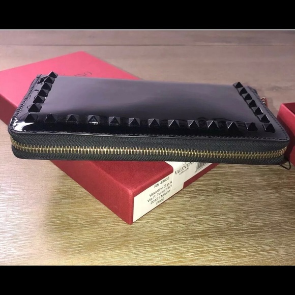 ❗️SOLD ❗️VALENTINO Rockstud Wallet - Picture 5 of 5